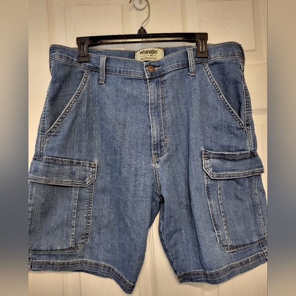 Wrangler Authentic Men Denim Cargo Shorts Size 34 - Picture 1 of 5